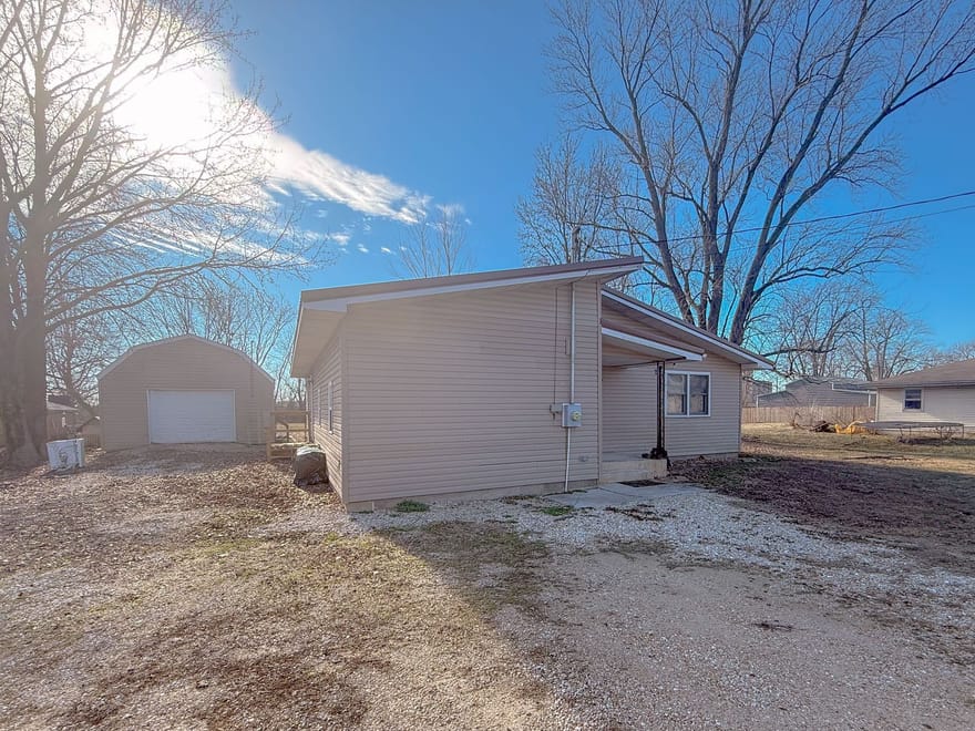 305 E. Clay St, Pleasant Hill, IL 62366