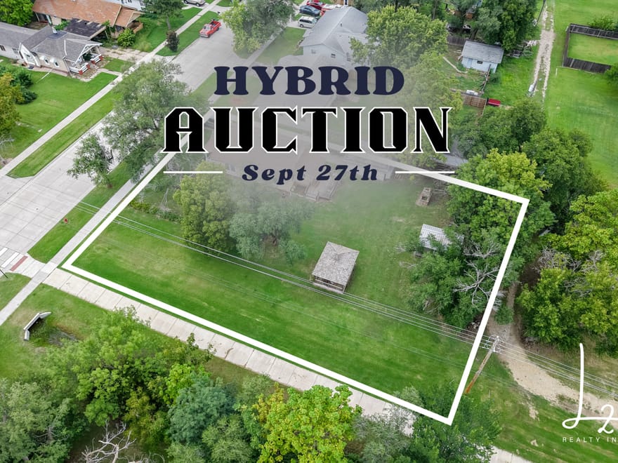 AUCTION: 2 bed 1 bath home on large lot in Hillsboro, Ks