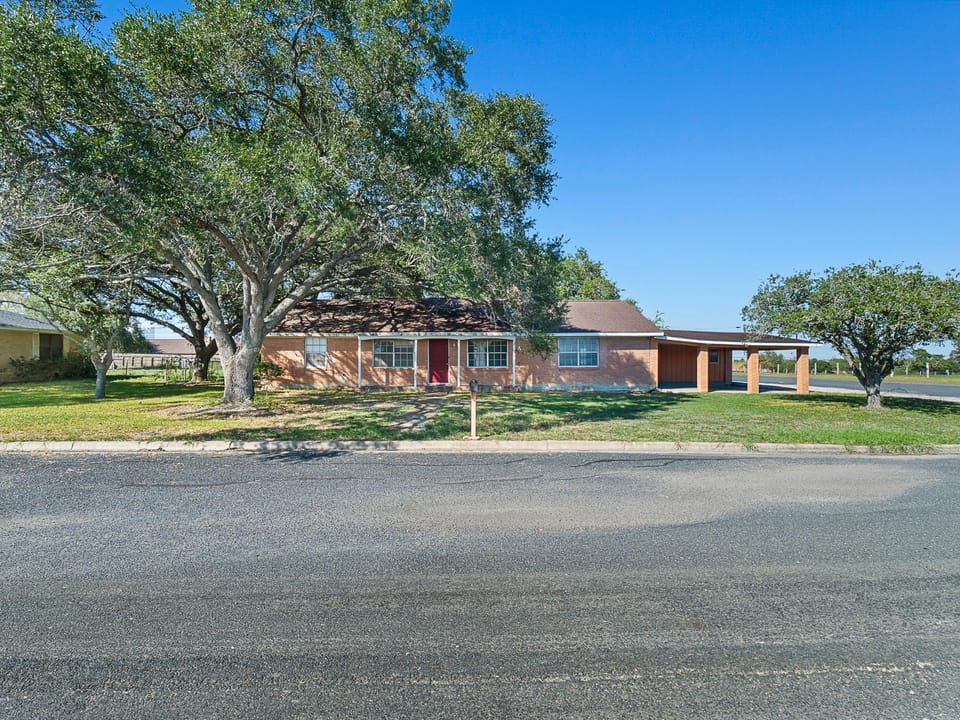 407 E Anderson 8