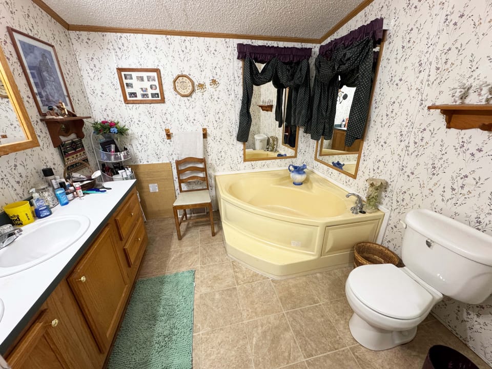 Fairfax Lake Road Home